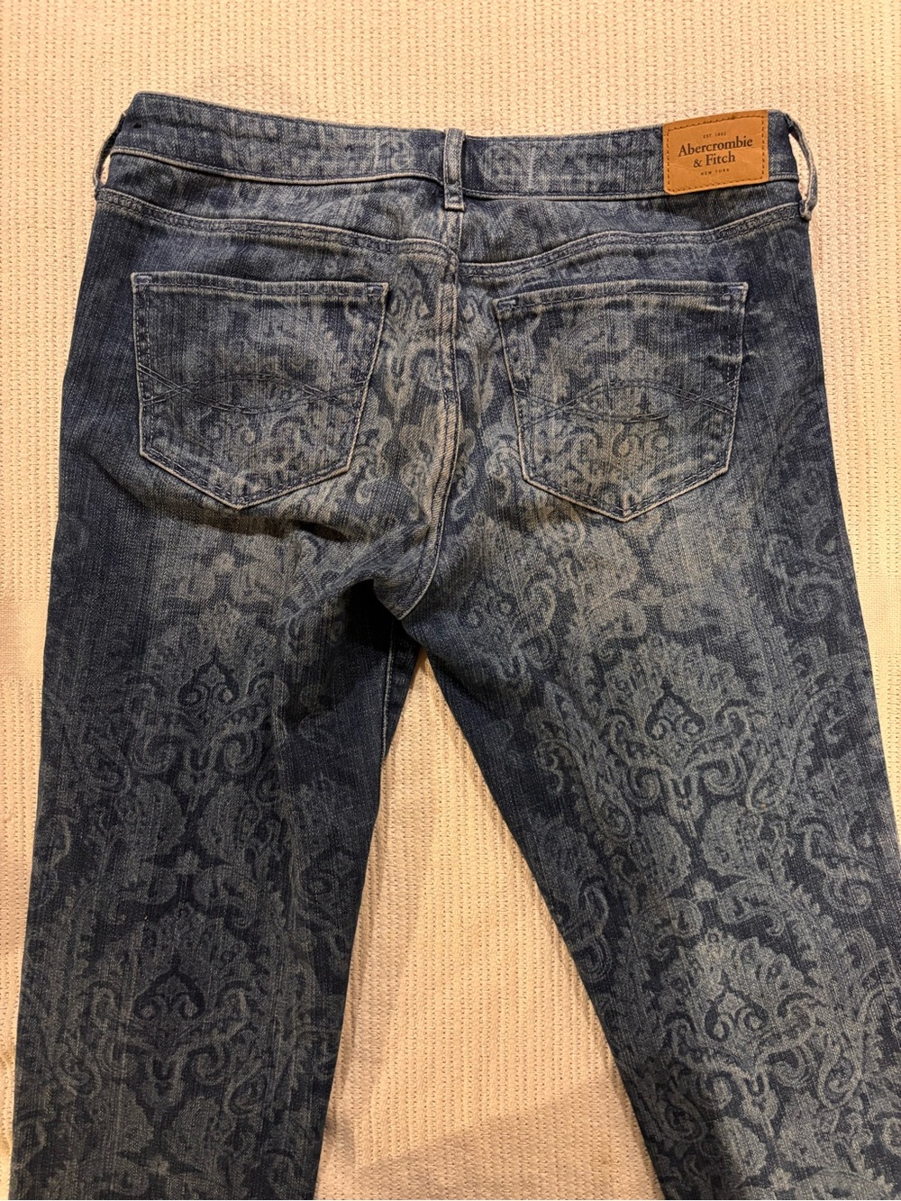 Abercrombie & Fitch- Women's Blue Paisley Print Skinny Jeans - Picture 2 of 4